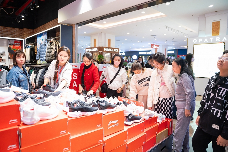 Thương hiệu thể thao đồng loạt giảm sâu, bùng nổ sức mua lớn