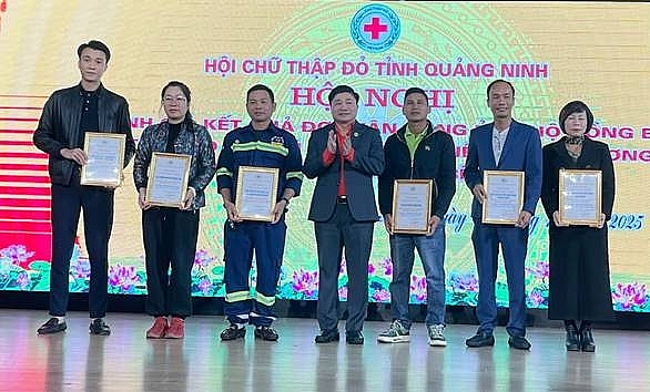 Ông Lý Văn Thành, Chủ tịch Hội Chữ thập đỏ tỉnh Quảng Ninh trao bằng ghi nhận Tấm lòng vàng cho cá nhân, tập thể tích cực tham gia ủng hộ đồng bào khắc phục thiệt hại do bão lũ gây ra. (Ảnh: Hội chữ thập đỏ).