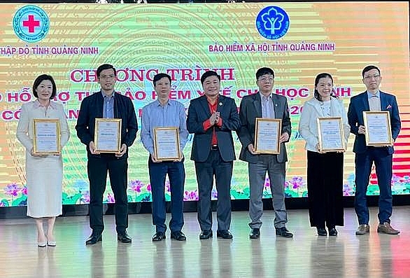 Ông Lý Văn Thành, Chủ tịch Hội Chữ thập đỏ tỉnh trao bằng ghi nhận Tấm Lòng Vàng cho các đơn vị tích cực ủng hộ kinh phí hỗ trợ thẻ bảo hiểm y tế cho học sinh. (Ảnh: Hội chữ thập đỏ).