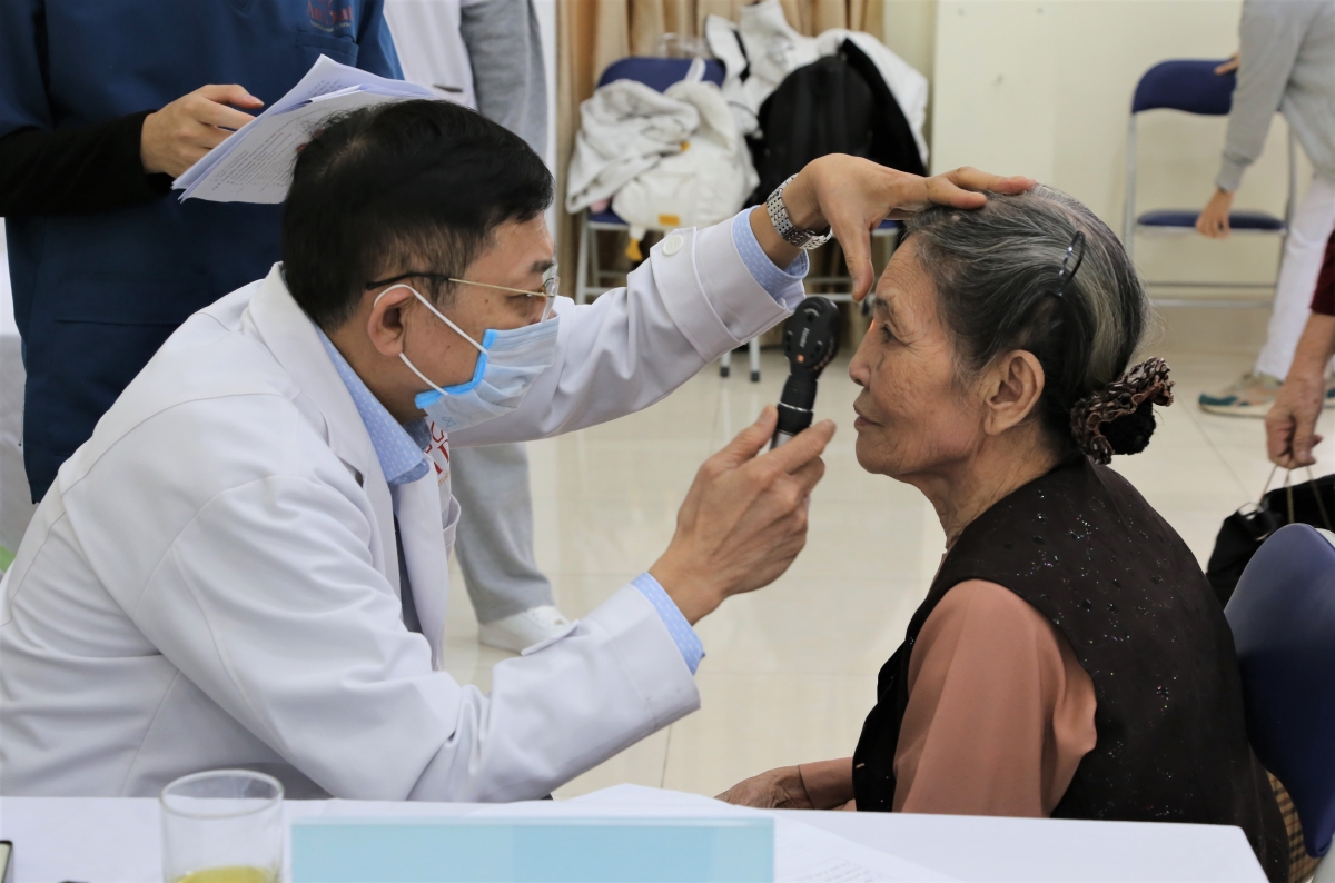 Khám mắt cho NCT TP Hà Nội nhân Tháng hành động vì NCT Việt Nam năm 2025