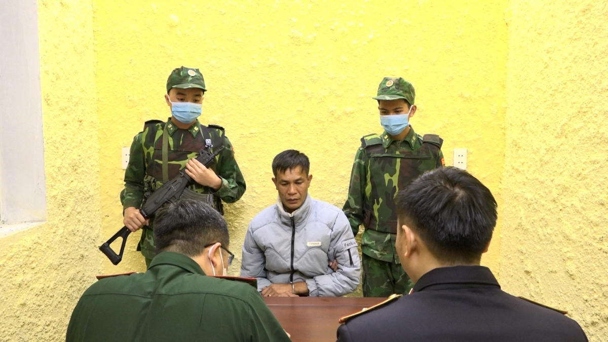 Lực lượng Bộ đội Biên phòng dẫn giải đối tượng về đồn Biên phòng Pù Nhi xử lý