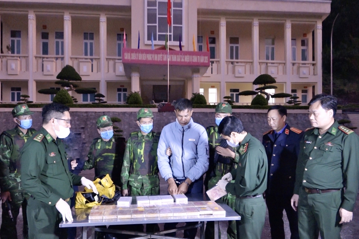 Kiểm đếm tang vật đã thu giữ