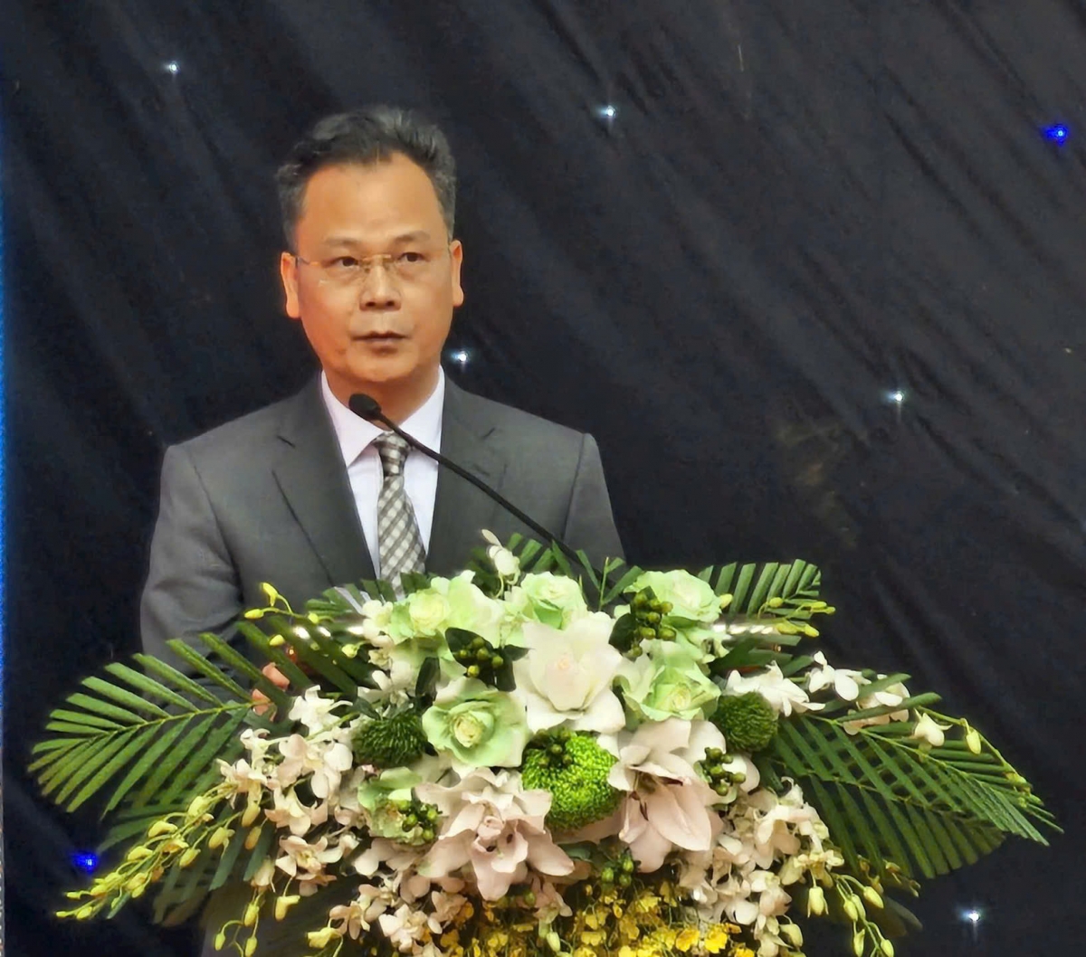 Ông Nguyễn Thành Sinh – Phó Chủ tịch Uỷ ban nhân dân tỉnh Lào Cai phát biểu khai mạc Hội chợ Thương mại Quốc tế Việt - Trung (Lào Cai) lần thứ 25 năm 2025.