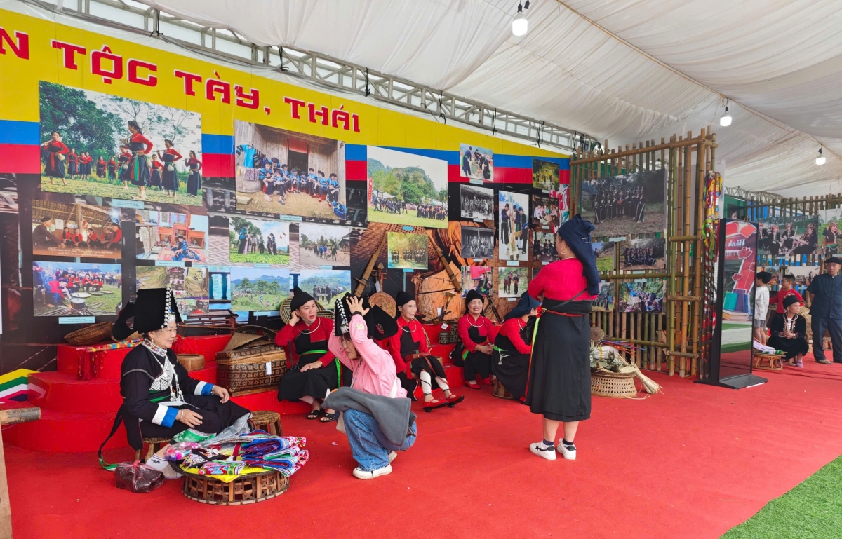 Giann hàngg vănn hoáá cácc dânnc tộcc.