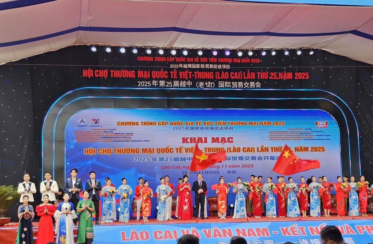 Tiết mục văn nghệ chào mừng khai mạc Hội chợ 