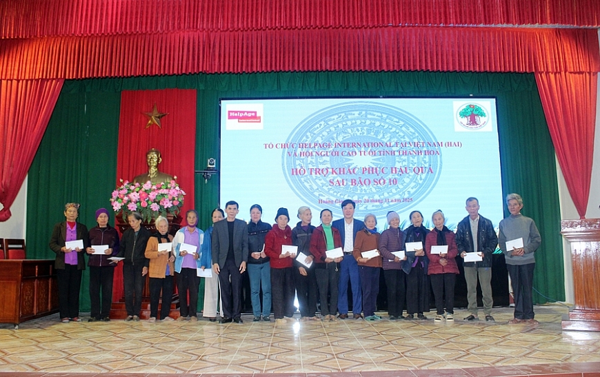 Thanh Hóa: Trao tặng 100 suất quà hỗ trợ NCT khắc phục hậu quả thiên tai ở xã Hoằng Giang