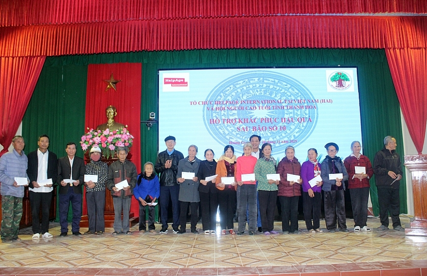 Thanh Hóa: Trao tặng 100 suất quà hỗ trợ NCT khắc phục hậu quả thiên tai ở xã Hoằng Giang