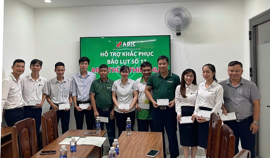 Ông Nguyễn Đức Tuấn - Phó Tổng Giám đốc Bảo hiểm Agribank (ngoài cùng, bên trái) chia sẻ khó khăn và tặng quà cho cán bộ, nhân viên Bảo hiểm Agribank Chi nhánh Thừa Thiên Huế bị ảnh hưởng do mưa lũ gây ra.