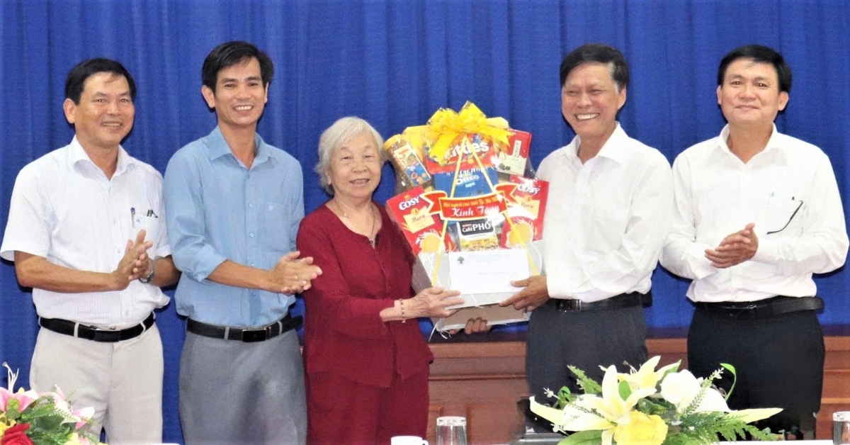 Chủ tịch Hội NCT TP Đà Nẵng Phạm Quý (thứ hai từ phải sang) tặng quà NCT nhân Tháng hành động vì NCT Việt Nam năm 2025