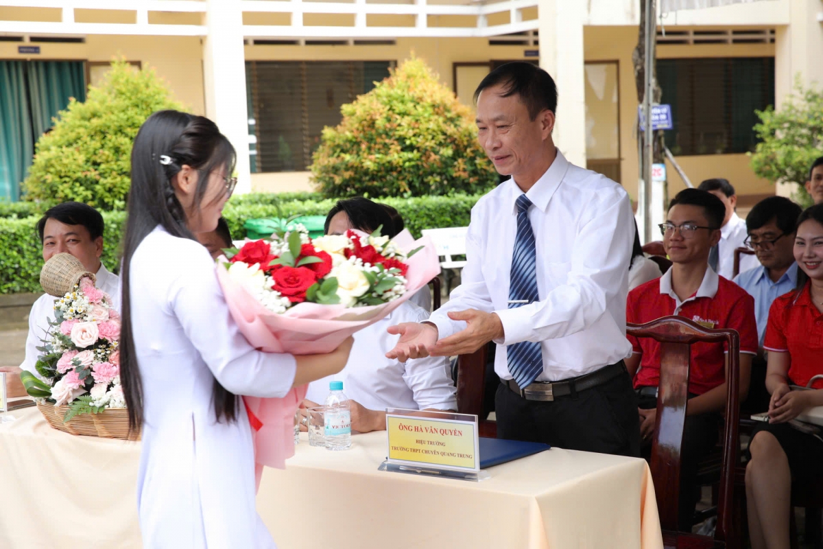 3.	Học sinh tặng hoa chúc mừng thầy Hà Văn Quyền – Hiệu trưởng Trường THPT chuyên Quang Trung