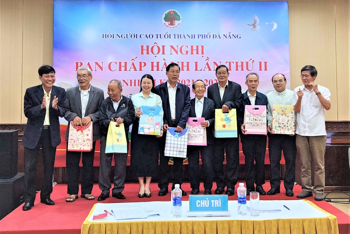 Tặng quà những cán bộ Hội NCT không tham gia Ban Chấp hành lâm thời Hội NCT TP Đà Nẵng mới