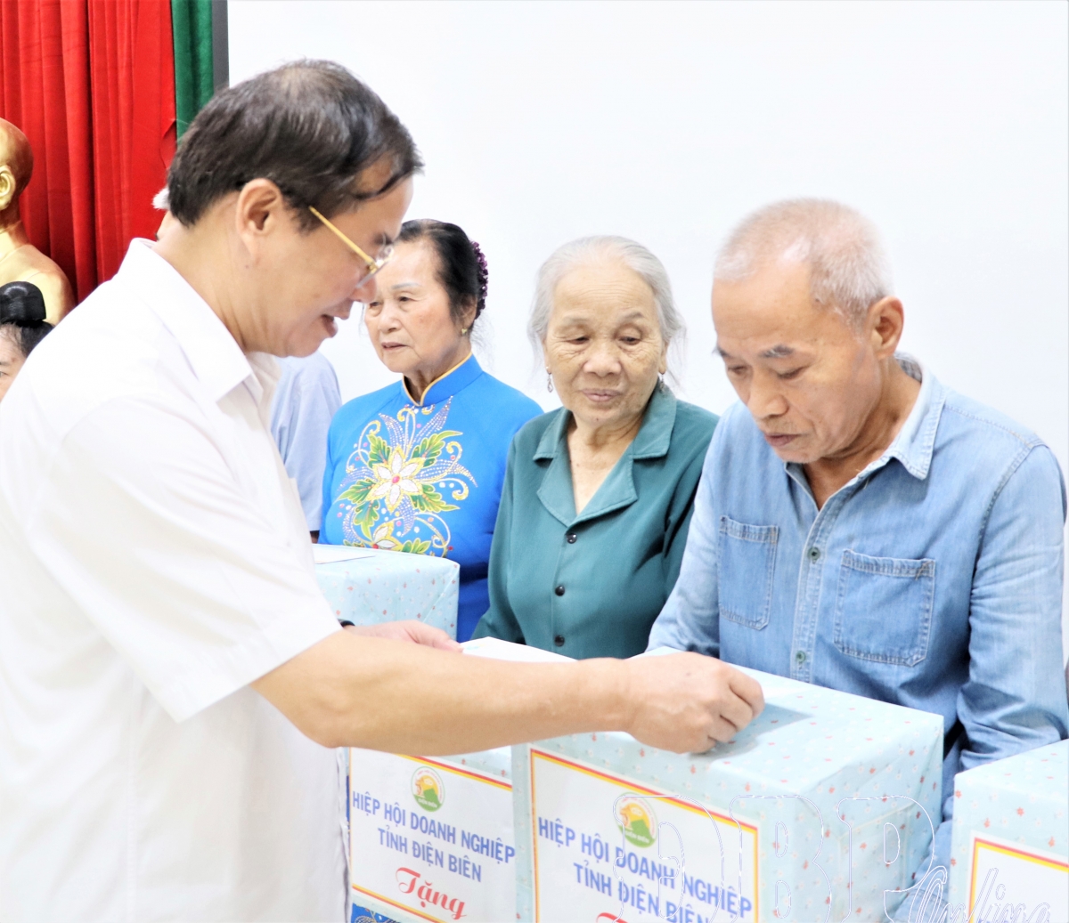 Chủ tịch Hội NCT tỉnh Lò Văn Mừng tặng quà hội viên người cao tuổi có hoàn cảnh khó khăn phường Điện Biên Phủ.