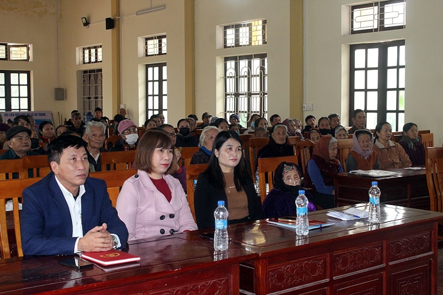 100 suất quà trao tận tay NCT khó khăn khắc phục hậu quả thiên tai ở Thanh Hóa