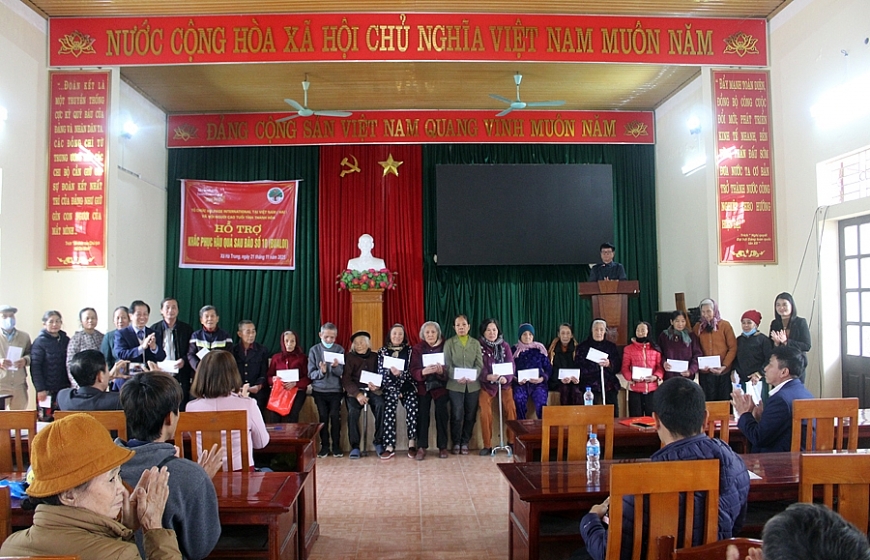 100 suất quà trao tận tay NCT khó khăn khắc phục hậu quả thiên tai ở Thanh Hóa