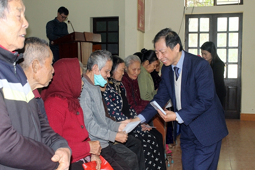 100 suất quà trao tận tay NCT khó khăn khắc phục hậu quả thiên tai ở Thanh Hóa