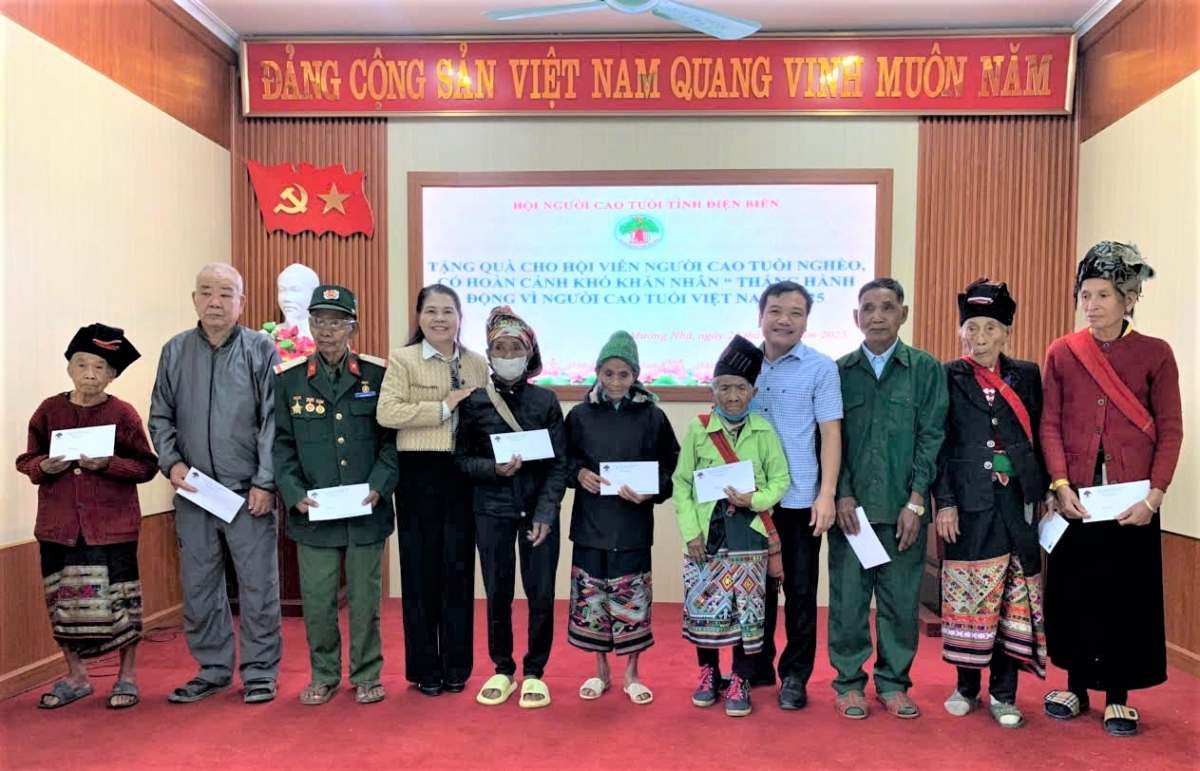 Tặng quà NCT hoàn cảnh khó khăn xã Mường Nhà, tỉnh Điện Biên nhân Tháng hành động vì NCT Việt Nam năm 2025