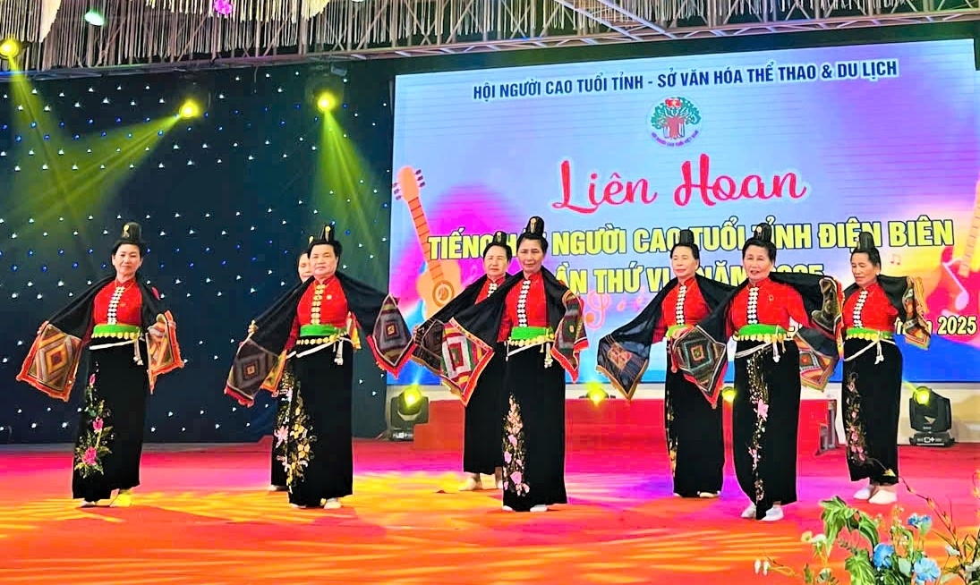Tiết mục văn nghệ của NCT tỉnh Điện Biên