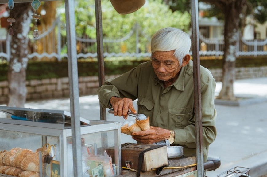 Ông lão bán kem bên Nhà thờ gỗ