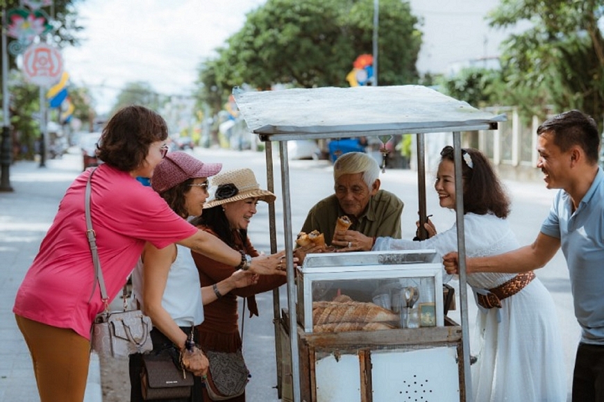 Ông lão bán kem bên Nhà thờ gỗ