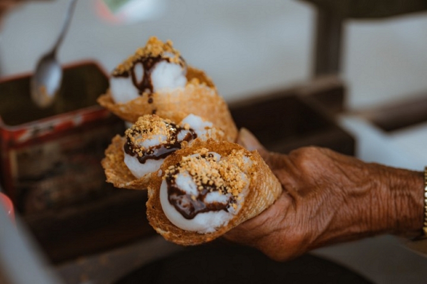 Ông lão bán kem bên Nhà thờ gỗ