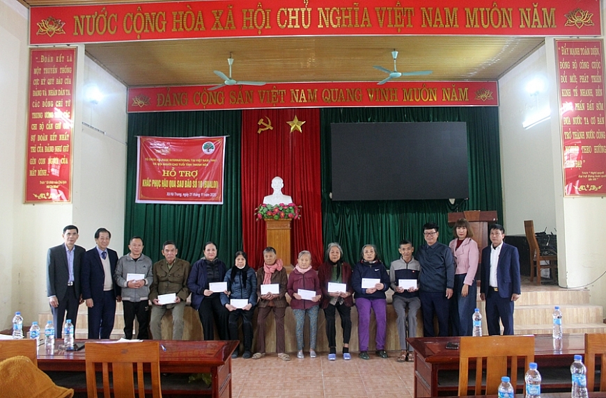 100 suất quà trao tận tay NCT khó khăn khắc phục hậu quả thiên tai ở Thanh Hóa