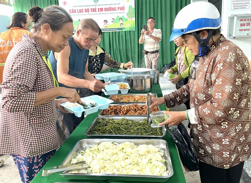 NCT dùng bữa cơm tại Quán cơm chay thiện nguyện 1.000 đồng. Ảnh 2: Bà Liêu Thị Hương ăn cơm thiện nguyện 1.000 đồng. Ảnh 3: Nhiều NCT đến ăn tại Quán cơm chay thiện nguyện 1.000 đồng.