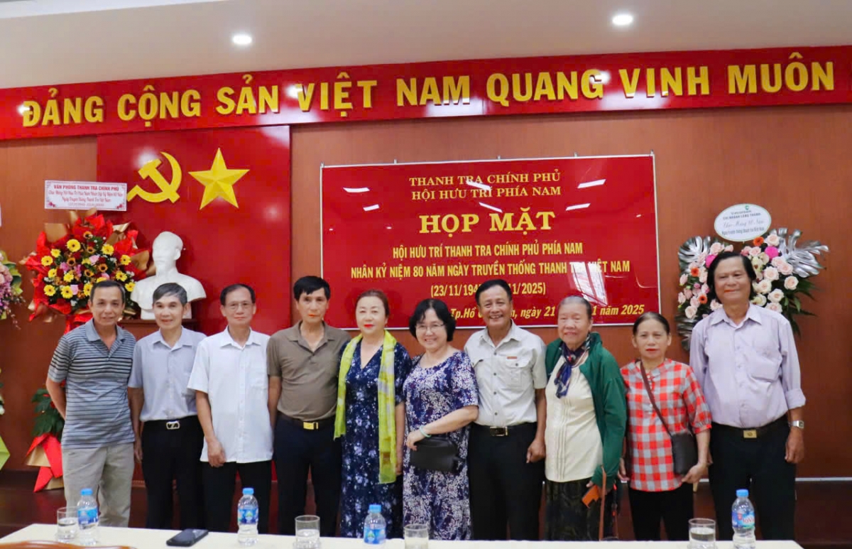 Hội viên Hội Hưu trí TTCP phía Nam chụp ảnh lưu niệm