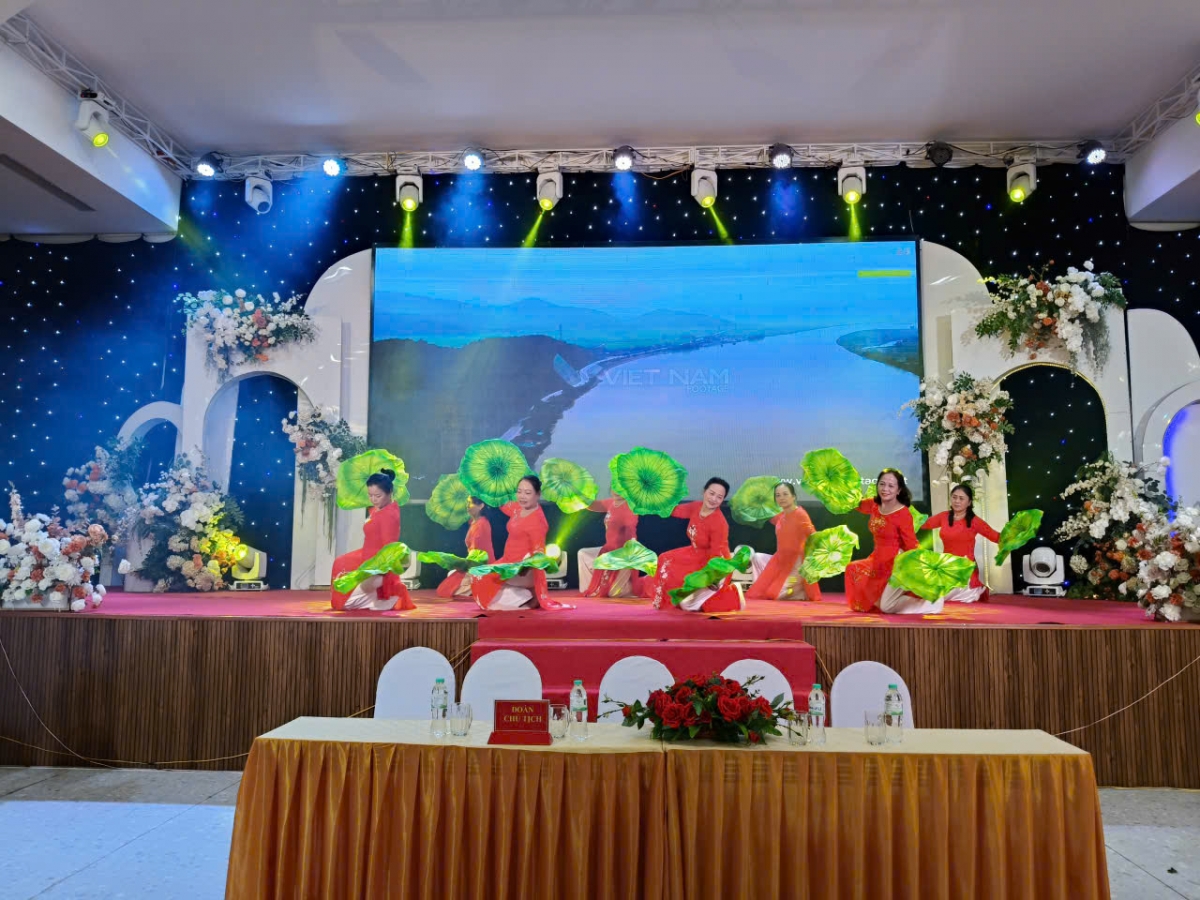 Tiết mục văn nghệ chào mừng đại hội người cao tuổi phường Vinh Phú