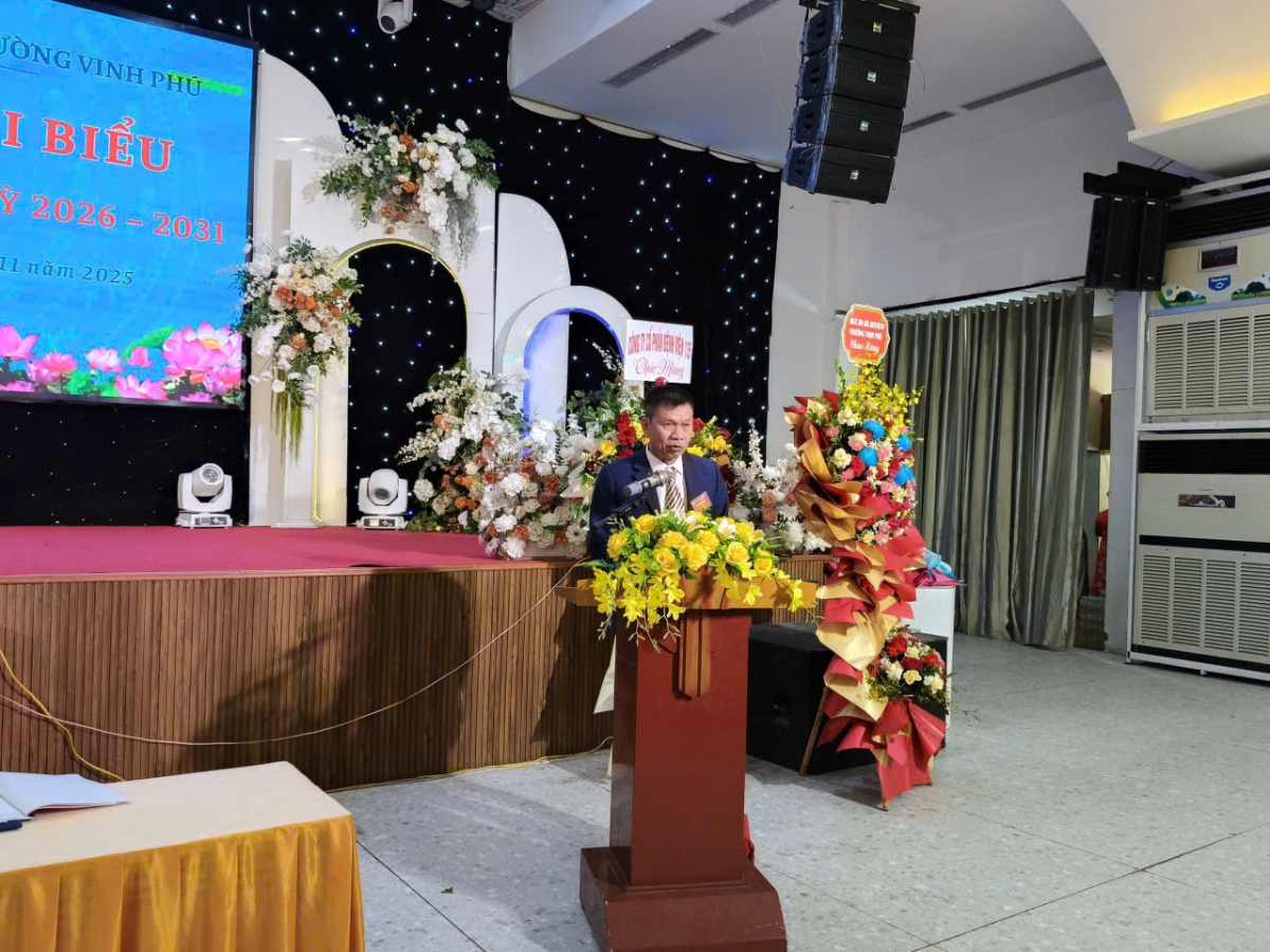 Ông Bạch Long Ngữ - Chủ tịch hội người cao tuổi phường Vinh phú phát biểu tại đại hội