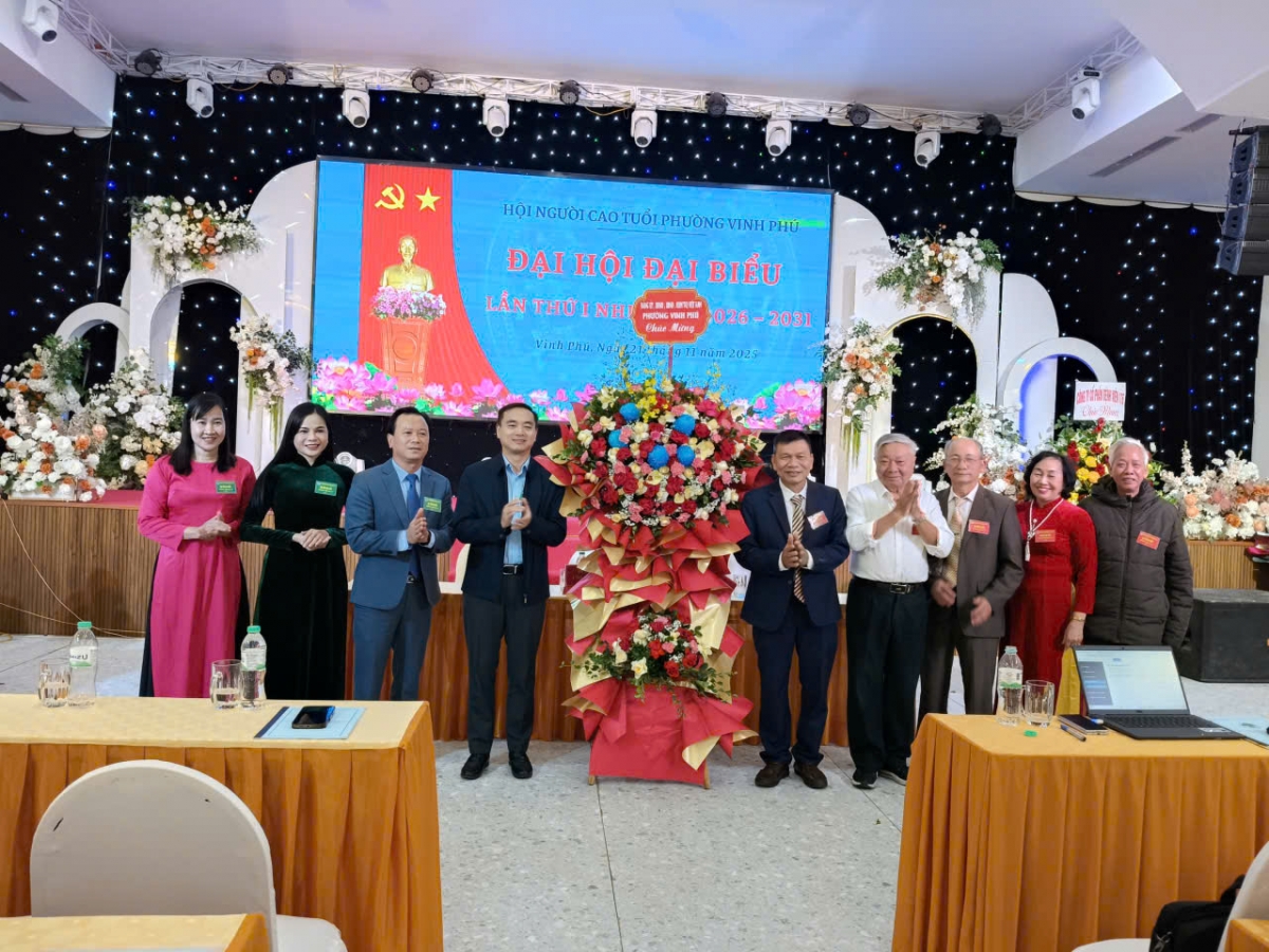 Lãnh đạo phường Vinh Phú tặng hoa chúc mừng Đại hội người cao tuổi phường