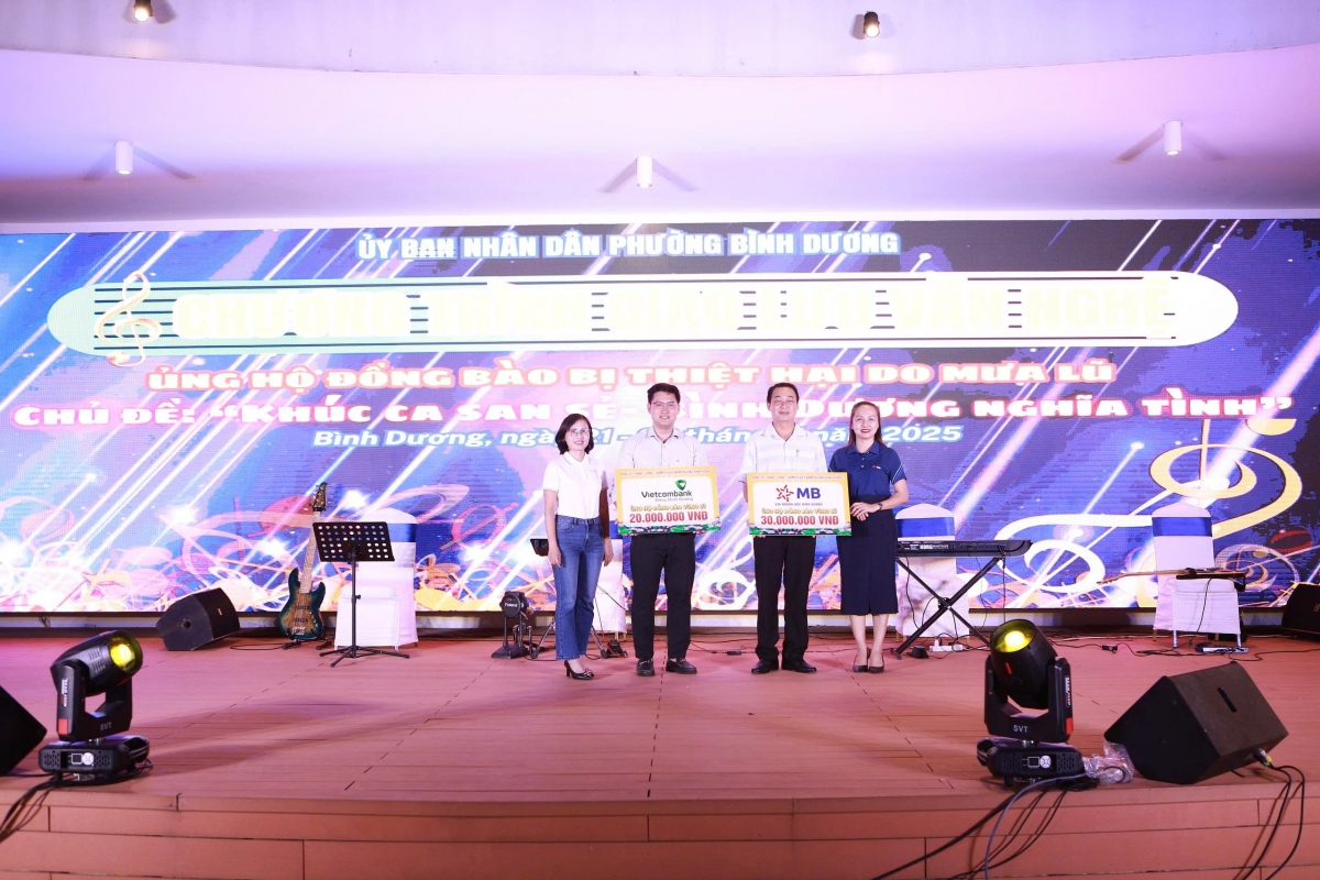 Không khí ấm áp tại chương trình văn nghệ do phường Bình Dương tổ chức nhằm quyên góp hỗ trợ đồng bào vùng lũ.