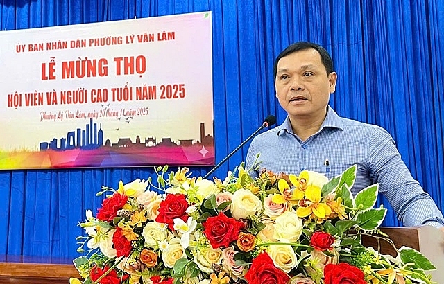 Ông Đặng Văn Nam, Phó Chủ tịch UBND phường phát biểu chúc mừng các cụ được mừng thọ