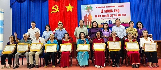 Lãnh đạo Hội Người cao tuổi tỉnh, phường chúc mừng thọ các cụ