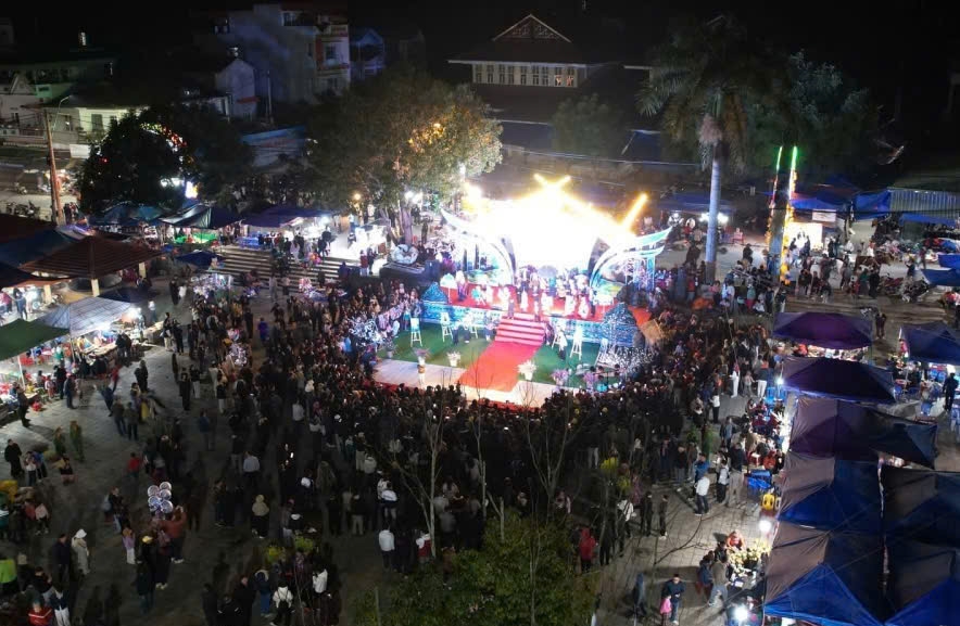 Đông đảo người dân và du khách tham dự lễ bế mạc Festival mùa đông “Sắc màu Cao nguyên” Bắc Hà năm 2025