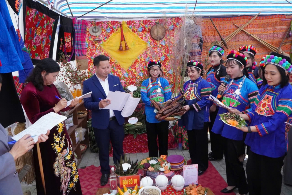 Ban tổ chức chấm thi cho các đội thi ẩm thực “Mâm cơm các dân tộc xã Bắc Hà”. 