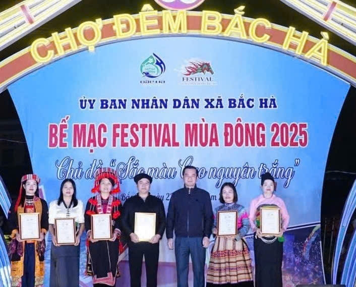 Ban tổ chức đã trao giải cho các đội tham dự Hội thi