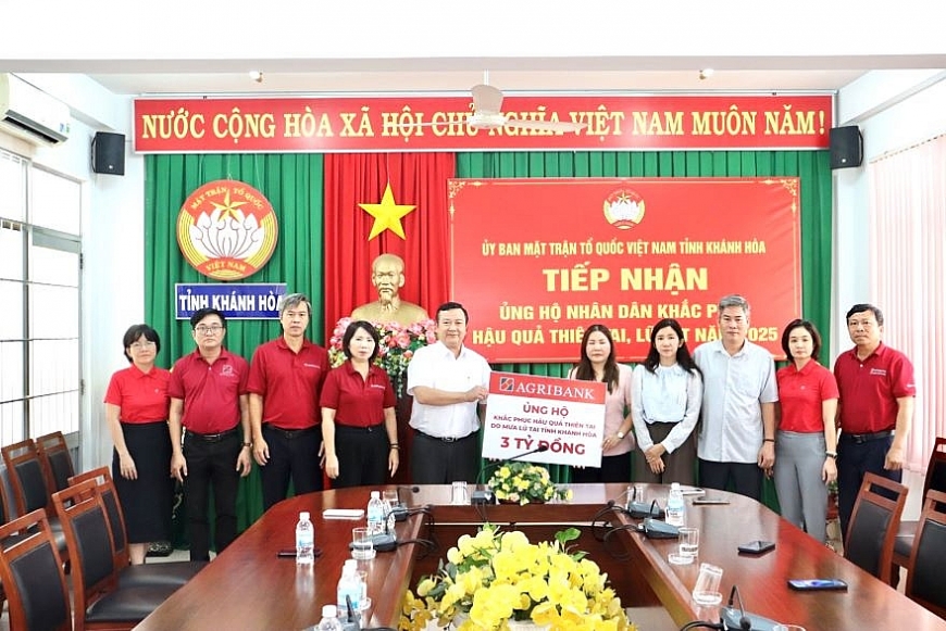 Đại diện Agribank, ông Nguyễn Tiến Trường - Trưởng Văn phòng đại diện khu vực Miền trung trao ủng hộ tỉnh Khánh Hòa.