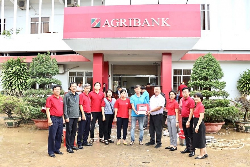 Đại diện VPMT trao phần quà động viên, hỗ trợ cho cán bộ, người lao động Agribank Chi nhánh Khánh Hòa.