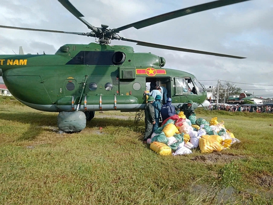 Trực thăng hỗ trợ vùng bị cô lập sáng 23/11 (Ảnh: Lê Tâm).