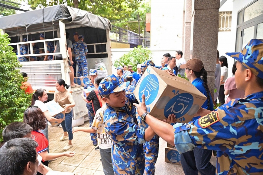 Những sản phẩm dinh dưỡng của Vinamilk được đón nhận để chuyển đến người dân vùng lũ - Ảnh: Vi Nam