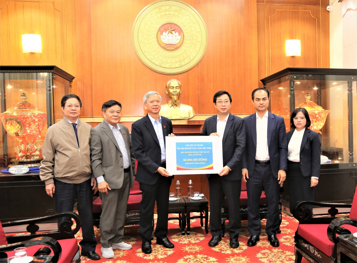 Phó Chủ tịch Phan Văn Hùng trao tiền của cán bộ Cơ quan Trung ương Hội NCT Việt Nam ủng hộ đồng bào miền Trung khắc phục hậu quả bão lụt