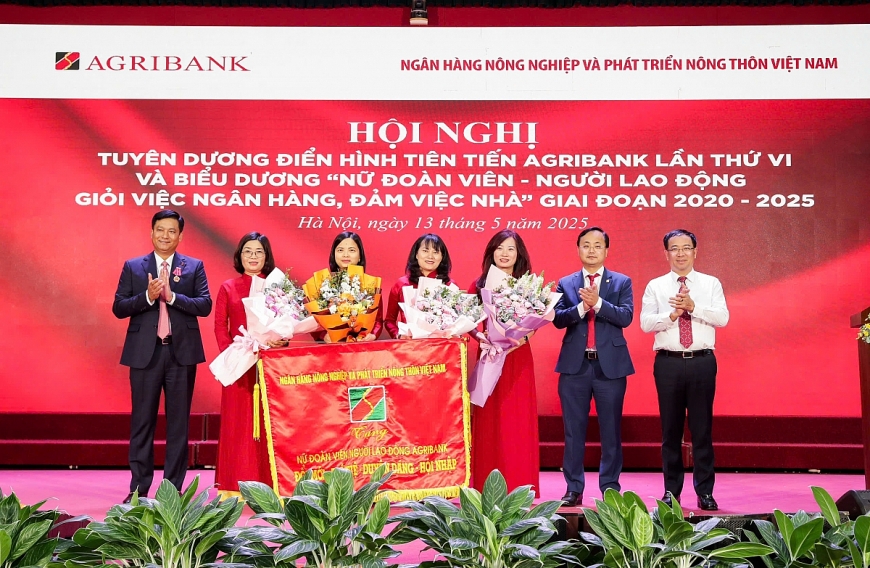 Nữ đoàn viên-người lao động Agribank những người giỏi việc ngân hàng, đảm việc nhà.
