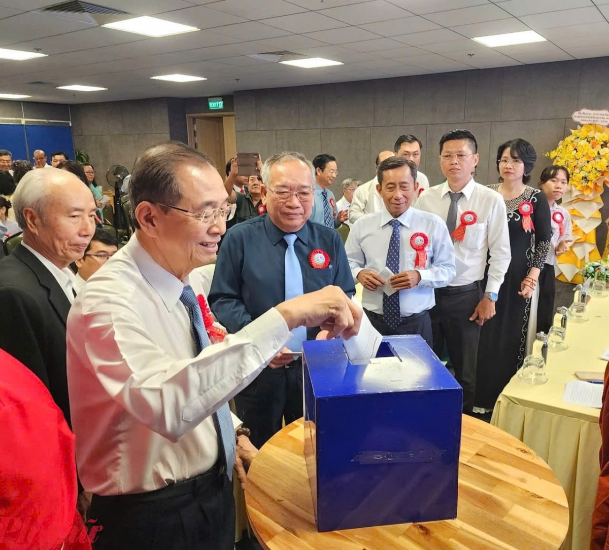 Đại biểu và khách mời đóng góp ủng hộ đồng bào miền Trung khắc phục khó khăn do thiên tai, bão lũ