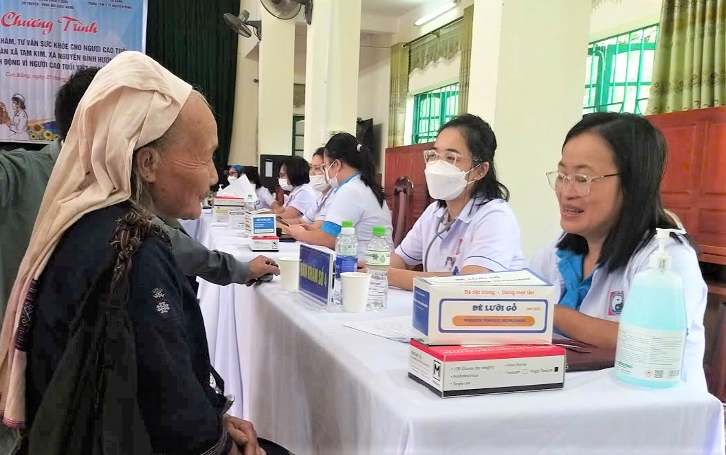 Khám sức khỏe cho NCT tỉnh Cao Bằng nhân Tháng hành động vì NCT Việt Nam năm 2025