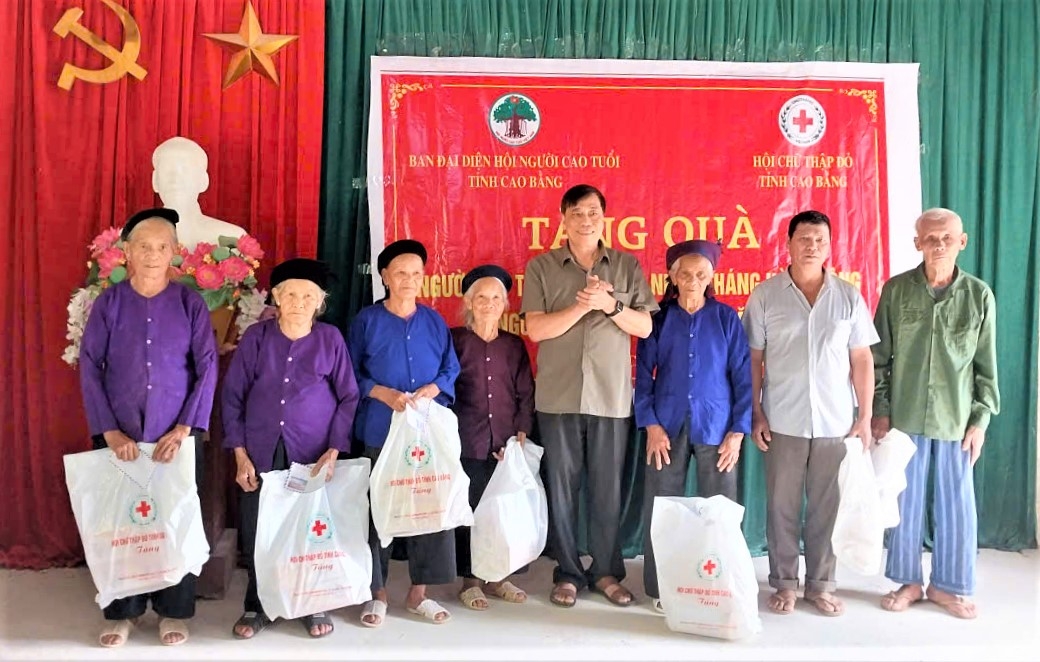 Tặng quà NCT hoàn cảnh khó khăn tỉnh Cao Bằng nhân Tháng hành động vì NCT Việt Nam năm 2025
