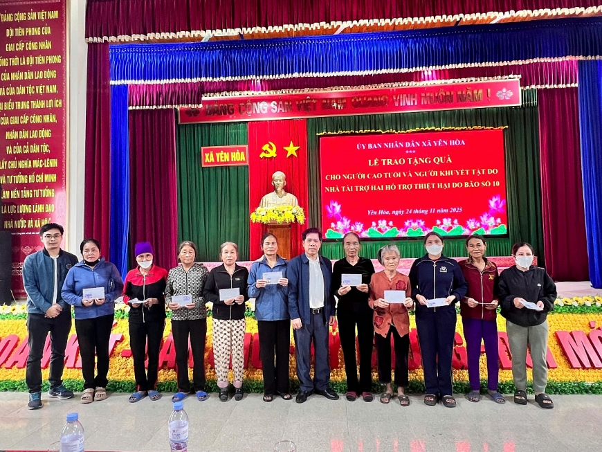 Trao 400 triệu đồng hỗ trợ người cao tuổi và người khuyết tật bị ảnh hưởng bởi bão lụt