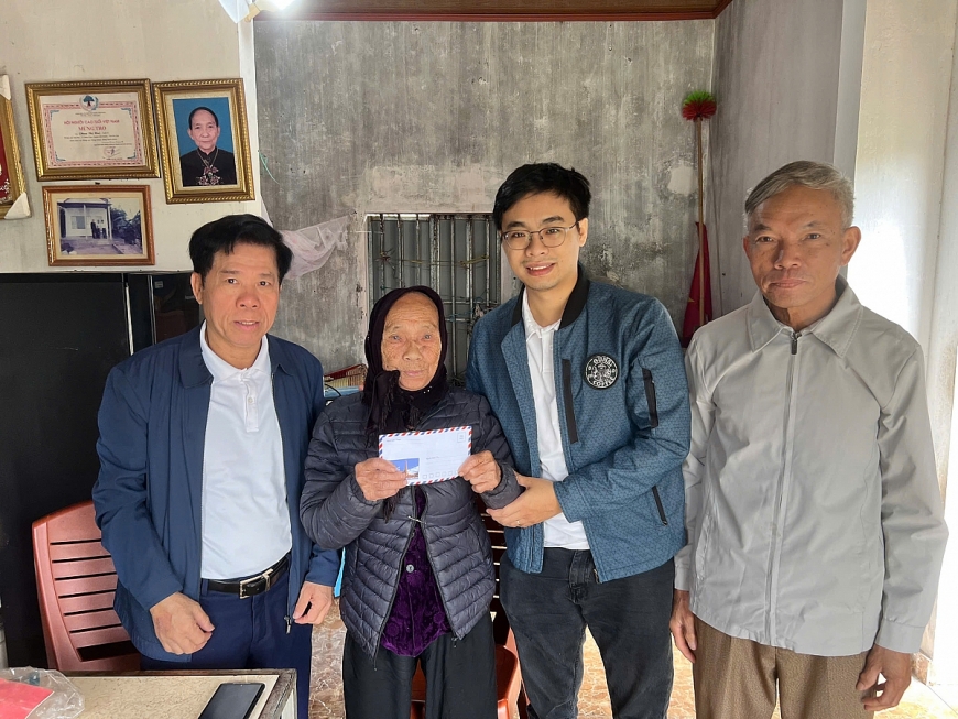 Trao 400 triệu đồng hỗ trợ người cao tuổi và người khuyết tật bị ảnh hưởng bởi bão lụt