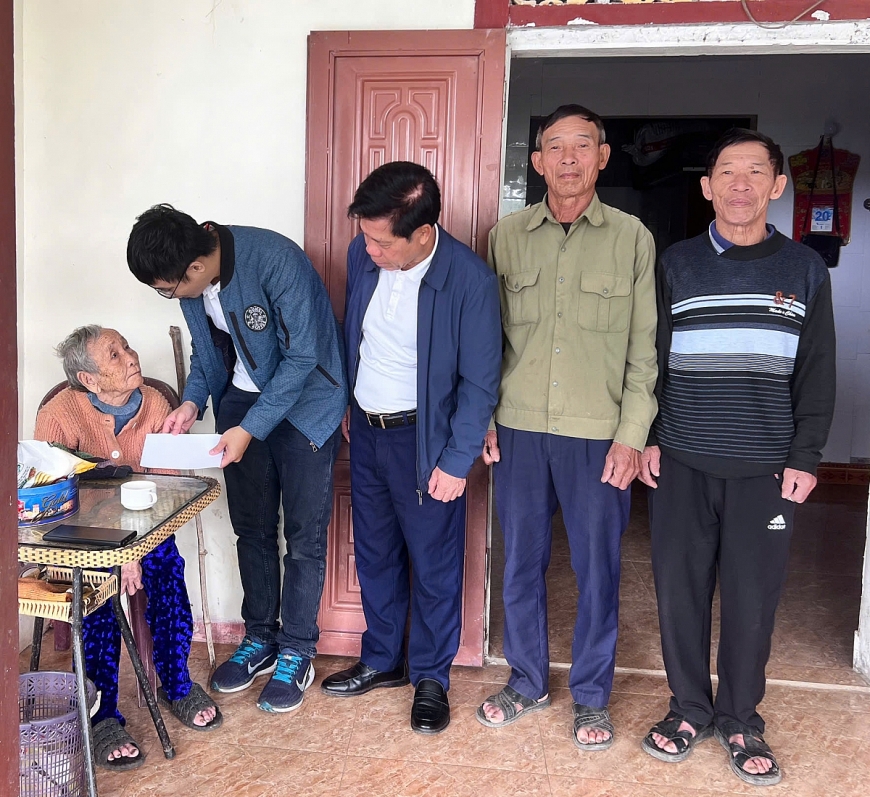 Trao 400 triệu đồng hỗ trợ người cao tuổi và người khuyết tật bị ảnh hưởng bởi bão lụt