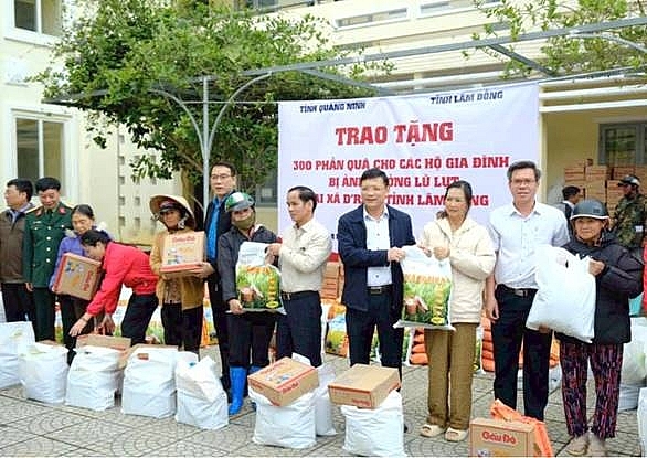 Đồng chí Nghiêm Xuân Cường, Phó Chủ tịch HĐND tỉnh Quảng Ninh(thứ 4 từ trái sang) trao nhu yếu phẩm cho người dân xã  D’Ran, tỉnh Lâm Đồng. (Ảnh: Hội Chữ thập đỏ Quảng Ninh).