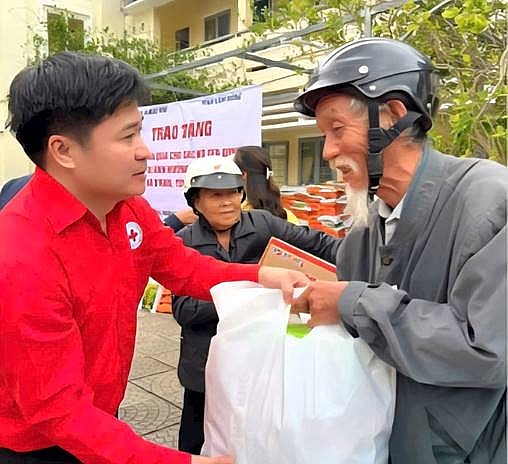      Ông Lý Văn Thành, Chủ tịch Hội Chữ thập đỏ tỉnh Quảng Ninh trao quà cho hội viên Hội Người cao tuổi xã xã  D’Ran, tỉnh Lâm Đồng. (Ảnh: Hội Chữ thập đỏ Quảng Ninh).